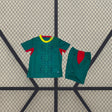 Vista frontal de la equipación Senegal 26-27 visitante para niño del Mundial 2026 con camiseta verde oscura, detalles rojos y amarillos y pantalón corto a juego