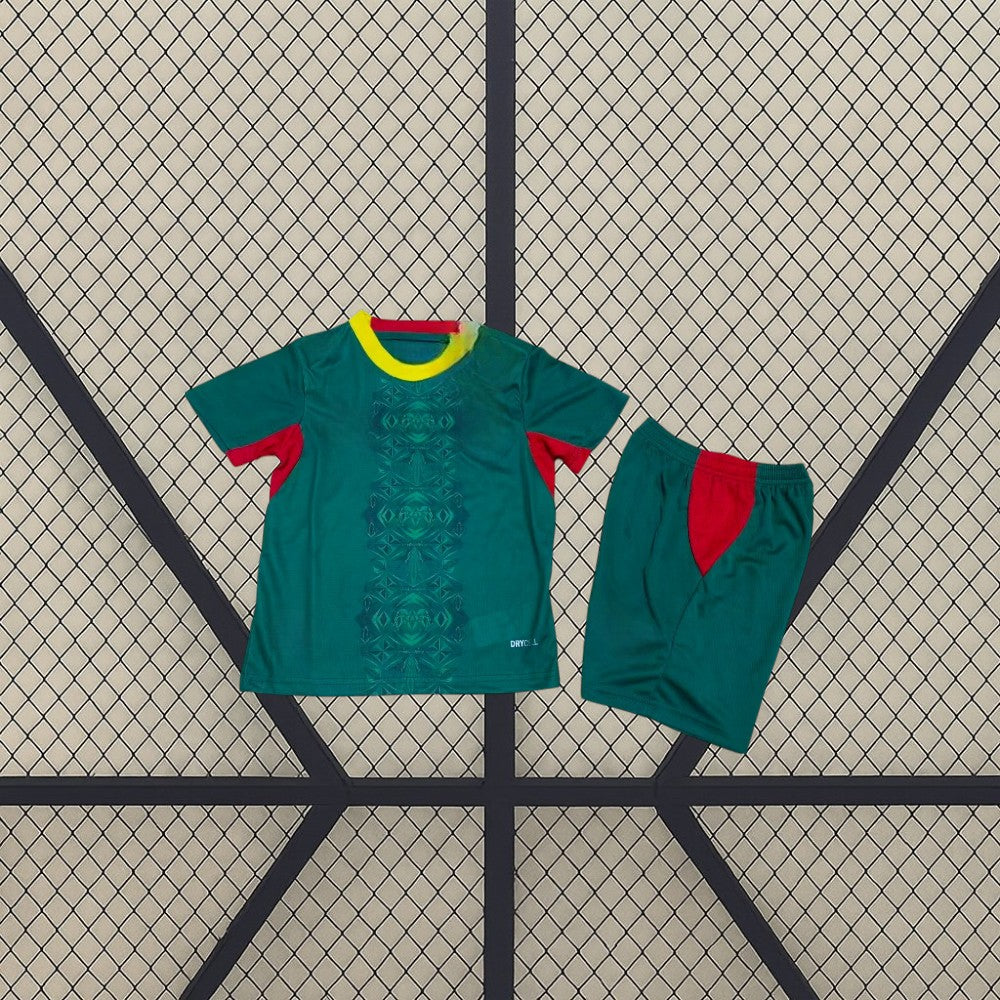 Vista frontal de la equipación Senegal 26-27 visitante para niño del Mundial 2026 con camiseta verde oscura, detalles rojos y amarillos y pantalón corto a juego