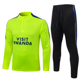 Vista frontal del chándal Atlético de Madrid 26-27 Modelo 1 con sudadera verde fluorescente de media cremallera y pantalón negro