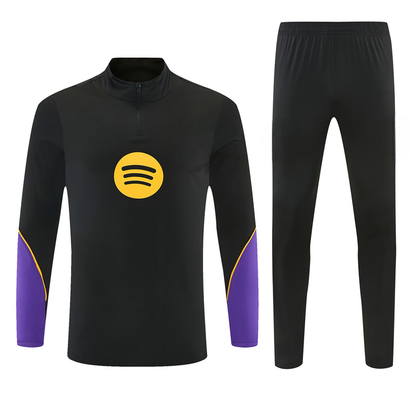 Vista frontal del chándal Barcelona 26-27 Modelo 2 con top negro de cuello alto y pantalón negro a juego