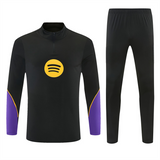 Vista frontal del chándal Barcelona 26-27 Modelo 2 con top negro de cuello alto y pantalón negro a juego