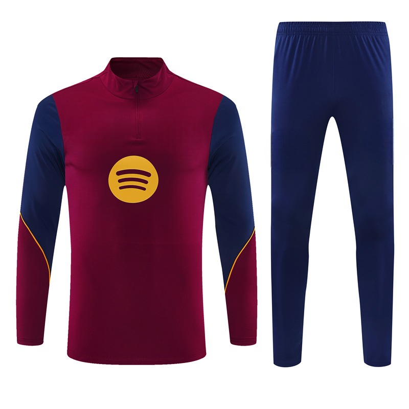 Vista frontal del chándal Barcelona 26-27 Modelo 3 con top granate de cuello alto y pantalón azul a juego
