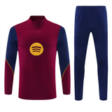 Vista frontal del chándal Barcelona 26-27 Modelo 3 con top granate de cuello alto y pantalón azul a juego