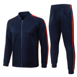 Vista frontal del chándal Barcelona 26-27 Modelo 4 con chaqueta de cremallera completa y pantalón azul marino