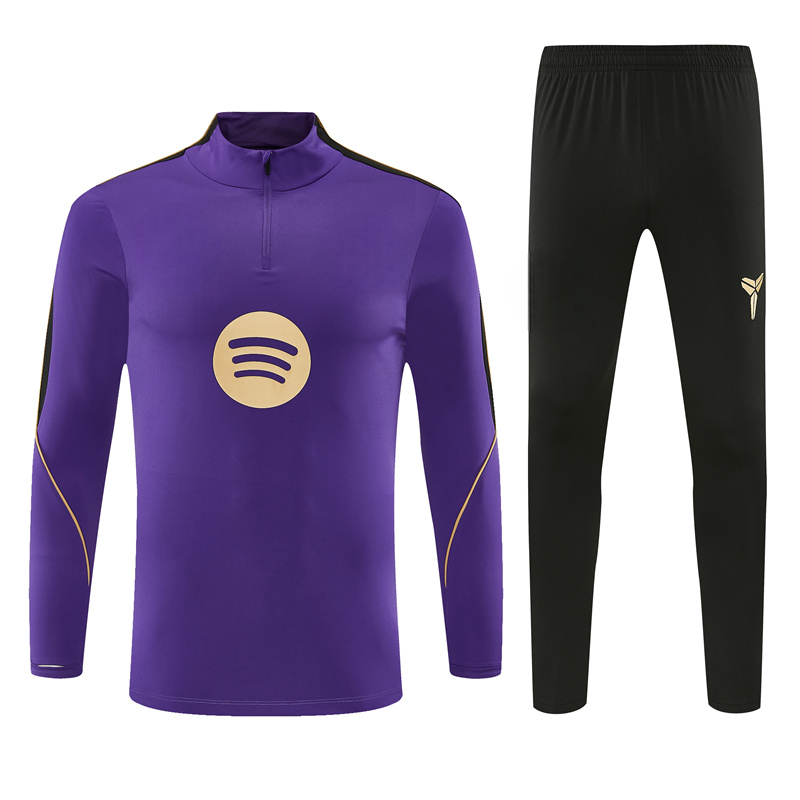 Vista frontal del chándal Barcelona 26-27 Modelo 4 con top morado de cuello alto y pantalón negro a juego