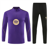 Vista frontal del chándal Barcelona 26-27 Modelo 4 con top morado de cuello alto y pantalón negro a juego