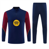 Vista frontal del chándal Barcelona 26-27 Modelo 5 con top azul marino de cuello alto y pantalón azul a juego