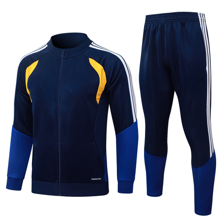Vista frontal del chándal Boca Juniors 26-27 Modelo 2 con chaqueta azul marino de cremallera completa, detalles amarillos y pantalón azul marino