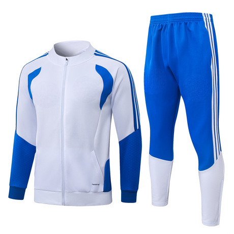Vista frontal del chándal Juventus 26-27 Modelo 1 con chaqueta blanca de cremallera completa, detalles azules y pantalón azul con parte inferior blanca