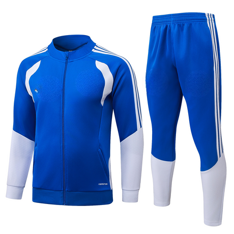 Vista frontal del chándal Juventus 26-27 Modelo 2 con chaqueta azul de cremallera completa y pantalón azul con paneles blancos en la parte inferior