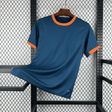 Vista frontal en diagonal de la camiseta Valencia 26-27 visitante en azul oscuro, con cuello redondo y puños naranjas