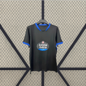 Vista frontal en percha de la camiseta Deportivo La Coruña 26-27 visitante negra con ribetes azules