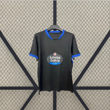 Vista frontal en percha de la camiseta Deportivo La Coruña 26-27 visitante negra con ribetes azules
