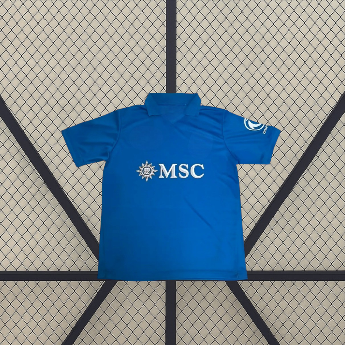 Vista frontal en percha de la camiseta Napoli 26-27 local azul celeste con cuello tipo polo