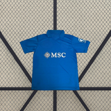 Vista frontal en percha de la camiseta Napoli 26-27 local azul celeste con cuello tipo polo