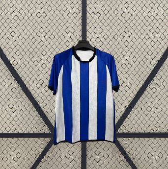 Vista frontal en percha de la camiseta RCD Espanyol 26-27 local con franjas azules y blancas, cuello oscuro y puños en contraste