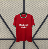 Vista frontal en percha de la camiseta Real Sociedad 26-27 tercera equipación roja con diseño liso y acabado tonal