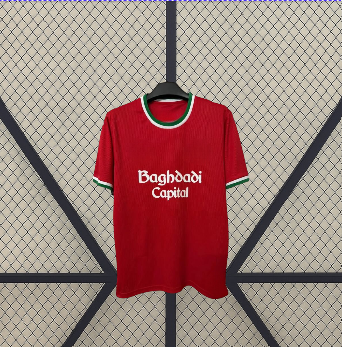 Vista frontal en percha de la camiseta Real Sociedad 26-27 tercera equipación roja con diseño liso y acabado tonal