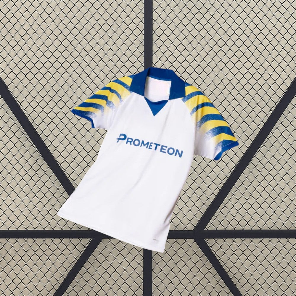 Vista frontal en perspectiva de la camiseta Parma 25-26 tercera equipación, con base blanca y detalle gráfico en las mangas