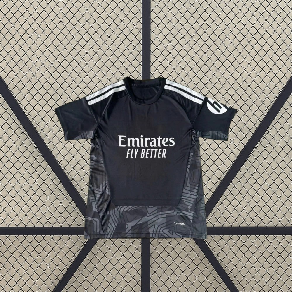 Vista frontal extendida de la Camiseta de portero R.M. 26-27 negra con mangas cortas y diseño geométrico en laterales y bajo