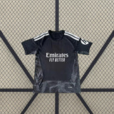 Vista frontal extendida de la Camiseta de portero R.M. 26-27 negra con mangas cortas y diseño geométrico en laterales y bajo