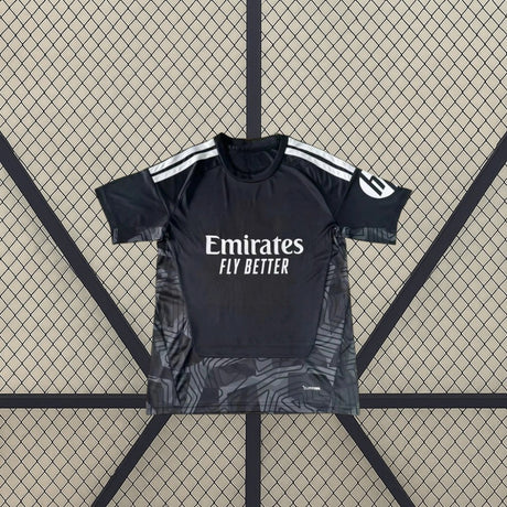 Vista frontal extendida de la Camiseta de portero R.M. 26-27 negra con mangas cortas y diseño geométrico en laterales y bajo