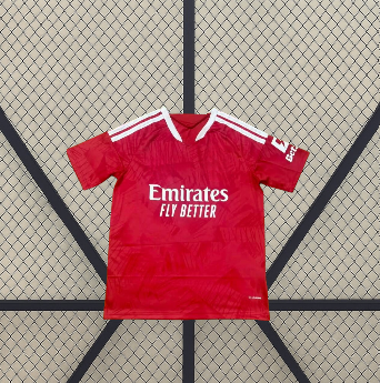 Vista frontal extendida de la camiseta Benfica 26-27 local con base roja, cuello en V, franjas blancas en los hombros y tejido texturizado
