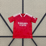 Vista frontal extendida de la camiseta Benfica 26-27 local con base roja, cuello en V, franjas blancas en los hombros y tejido texturizado