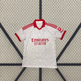 Vista frontal extendida de la camiseta Benfica 26-27 visitante con base blanca, cuello tipo polo rojo y tejido con dibujo tonal