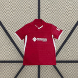 Vista frontal extendida de la camiseta Getafe 26-27 visitante, con base granate, ribetes blancos y paneles laterales en contraste
