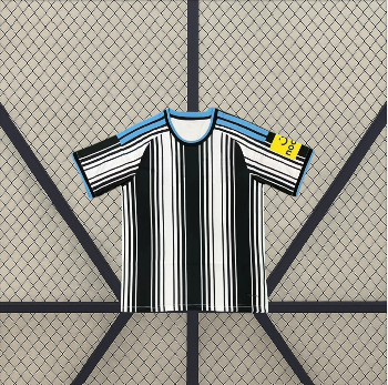 Vista frontal extendida de la camiseta Newcastle 26-27 local con franjas blancas y negras de distintos grosores y ribetes azul celeste