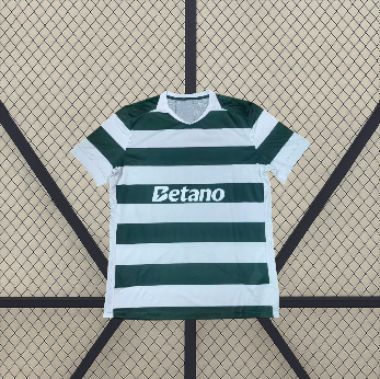 Vista frontal extendida de la camiseta Sporting Portugal 26-27 local con franjas verdes y blancas, cuello polo y puños en contraste