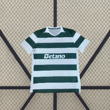 Vista frontal extendida de la camiseta Sporting Portugal 26-27 local con franjas verdes y blancas, cuello polo y puños en contraste