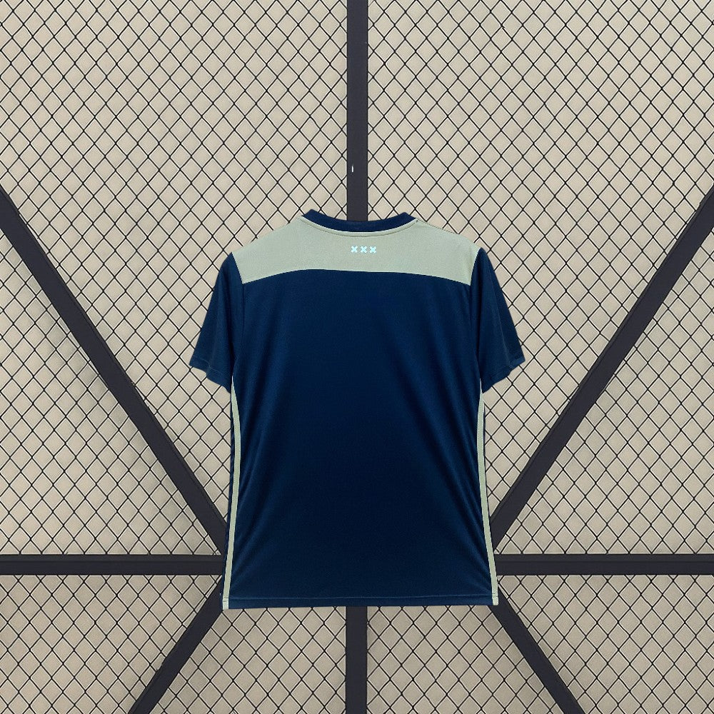 Vista trasera de la Camiseta Ajax 18-19 visitante versión retro con panel beige y tres cruces bajo el cuello
