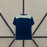 Vista trasera de la Camiseta Ajax 18-19 visitante versión retro con panel beige y tres cruces bajo el cuello