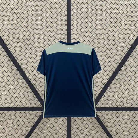 Vista trasera de la Camiseta Ajax 18-19 visitante versión retro con panel beige y tres cruces bajo el cuello