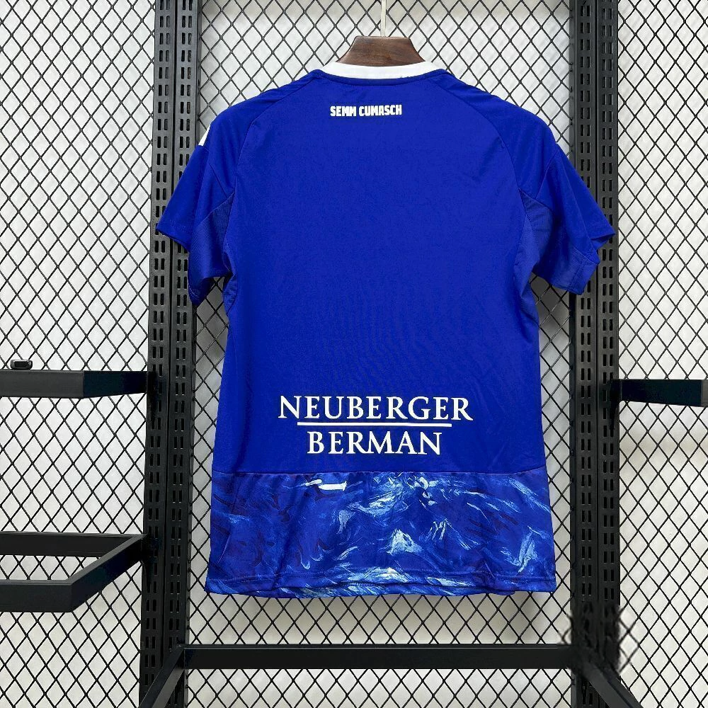Vista trasera de la Camiseta Como 25-26 local azul con panel inferior estampado y texto blanco