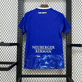 Vista trasera de la Camiseta Como 25-26 local azul con panel inferior estampado y texto blanco