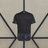 Vista trasera de la Camiseta de portero R.M. 26-27 negra con detalle RMCF en el cuello y parte baja estampada en gris oscuro