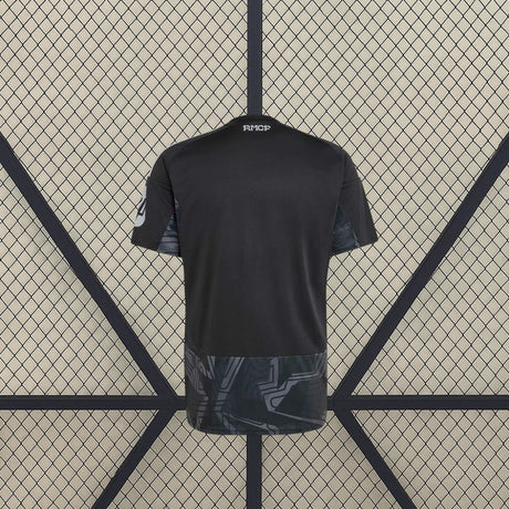 Vista trasera de la Camiseta de portero R.M. 26-27 negra con detalle RMCF en el cuello y parte baja estampada en gris oscuro