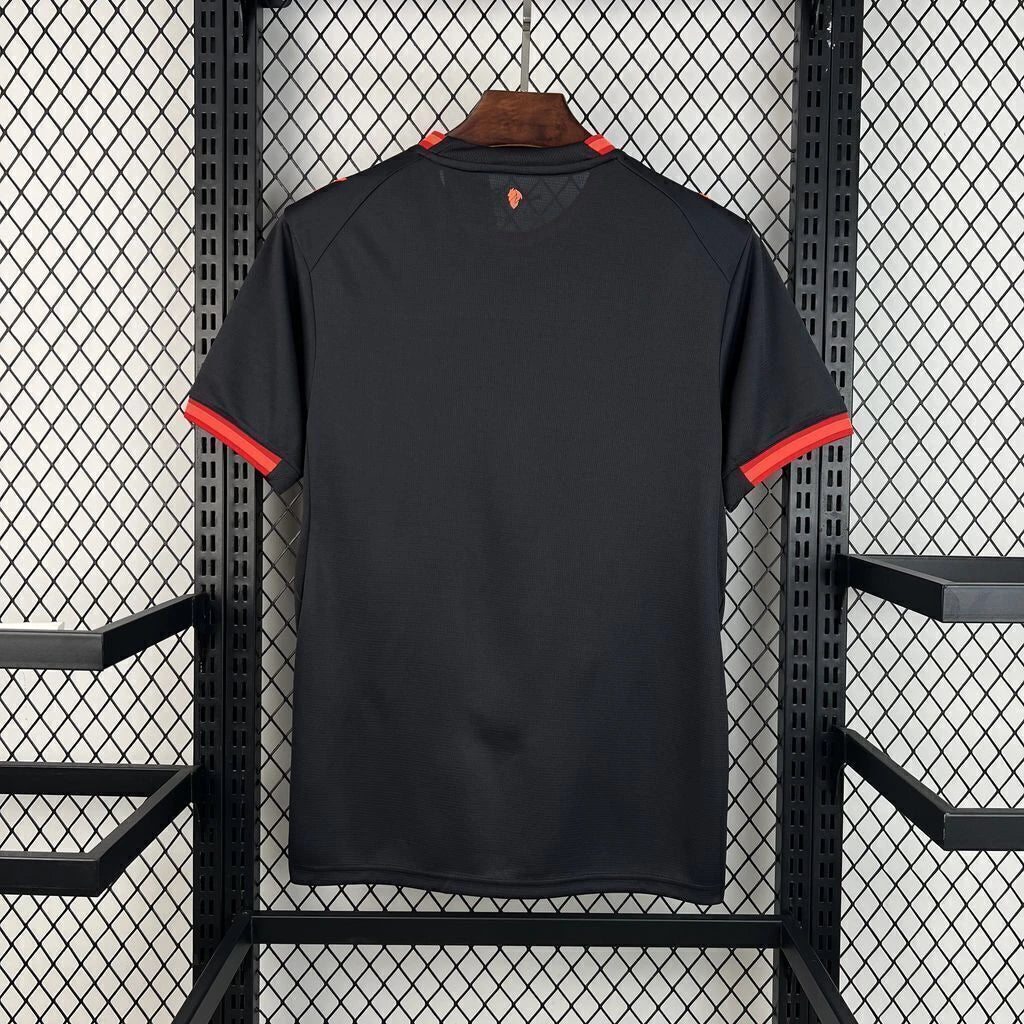 Vista trasera de la camiseta AC Milan 26-27 3ª equipación negra con detalles rojos en el cuello y los remates de las mangas