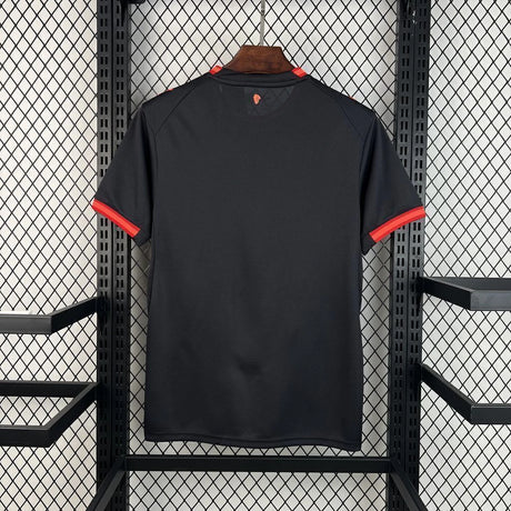 Vista trasera de la camiseta AC Milan 26-27 3ª equipación negra con detalles rojos en el cuello y los remates de las mangas