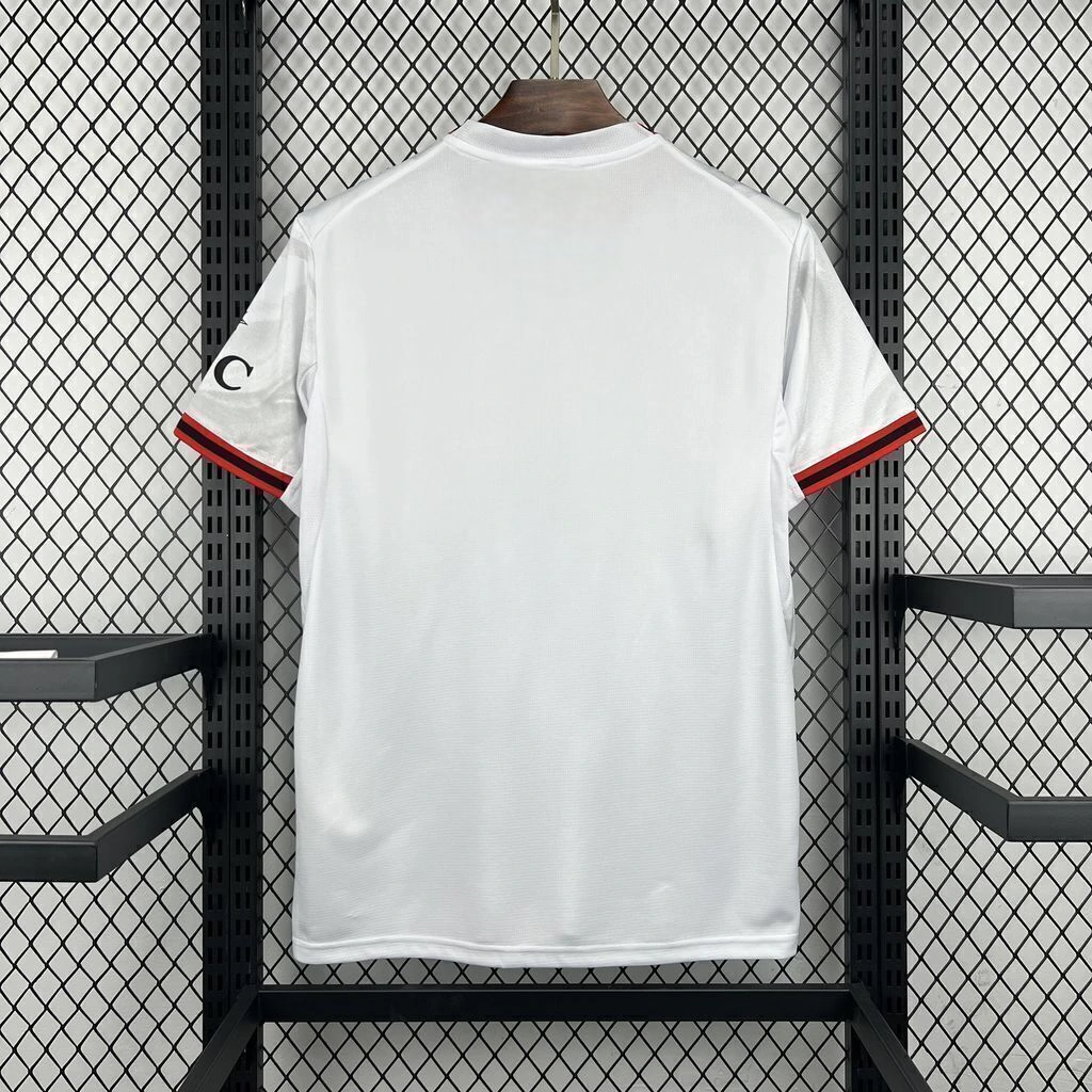 Vista trasera de la camiseta AC Milan 26-27 visitante, con espalda blanca lisa y puños de rayas rojas y negras
