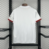 Vista trasera de la camiseta AC Milan 26-27 visitante, con espalda blanca lisa y puños de rayas rojas y negras