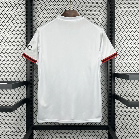 Vista trasera de la camiseta AC Milan 26-27 visitante, con espalda blanca lisa y puños de rayas rojas y negras