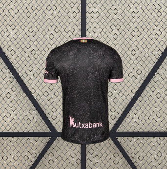 Vista trasera de la camiseta Alavés 26-27 visitante en negro, con textura de líneas tonales y detalles rosas en cuello y puños
