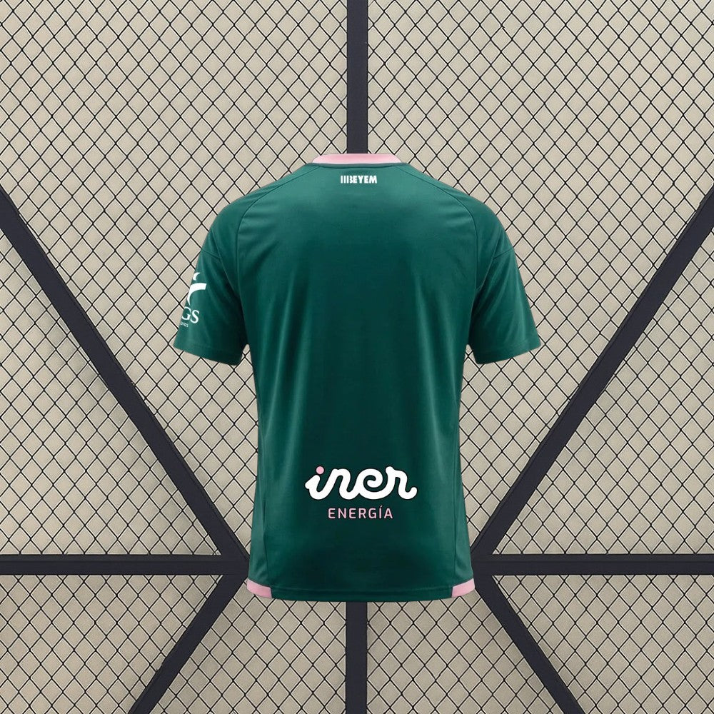Vista trasera de la camiseta Albacete 26-27 Visitante verde con detalle rosa en el cuello y acabados rosas en la parte inferior