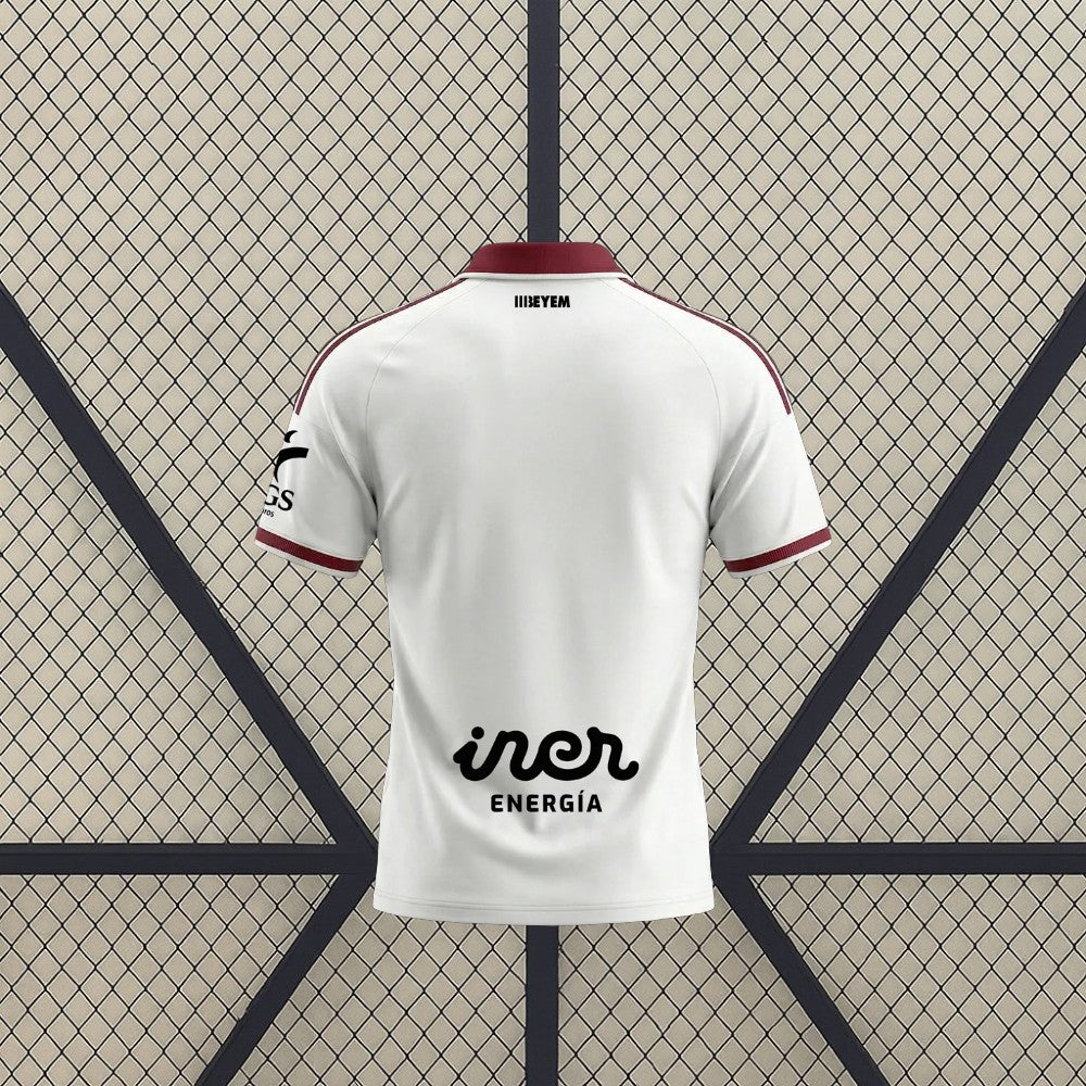 Vista trasera de la camiseta Albacete 26-27 local blanca con cuello granate, detalles lineales en los hombros y ribetes granates en mangas