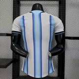 Vista trasera de la camiseta Argentina 26-27 local versión Player, con franjas blancas y celestes, cuello celeste y puños negros