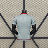 Vista trasera de la camiseta Atlético de Madrid 26-27 3ª equipación Player Version gris verdosa con patrón tonal y cuello azul marino y rojo